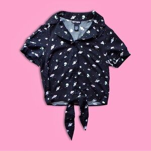 Hot Topic Alien Print Front Tied Button Down Crop Top